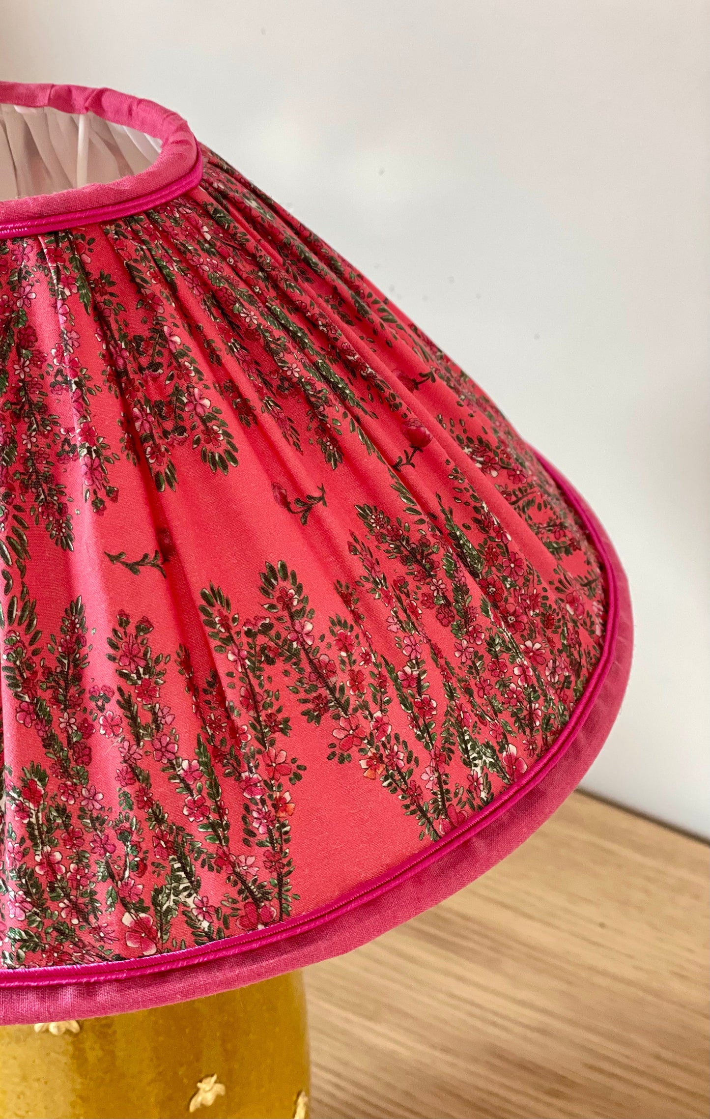 Abat-jour conique
– Cerisier –
Fond rose