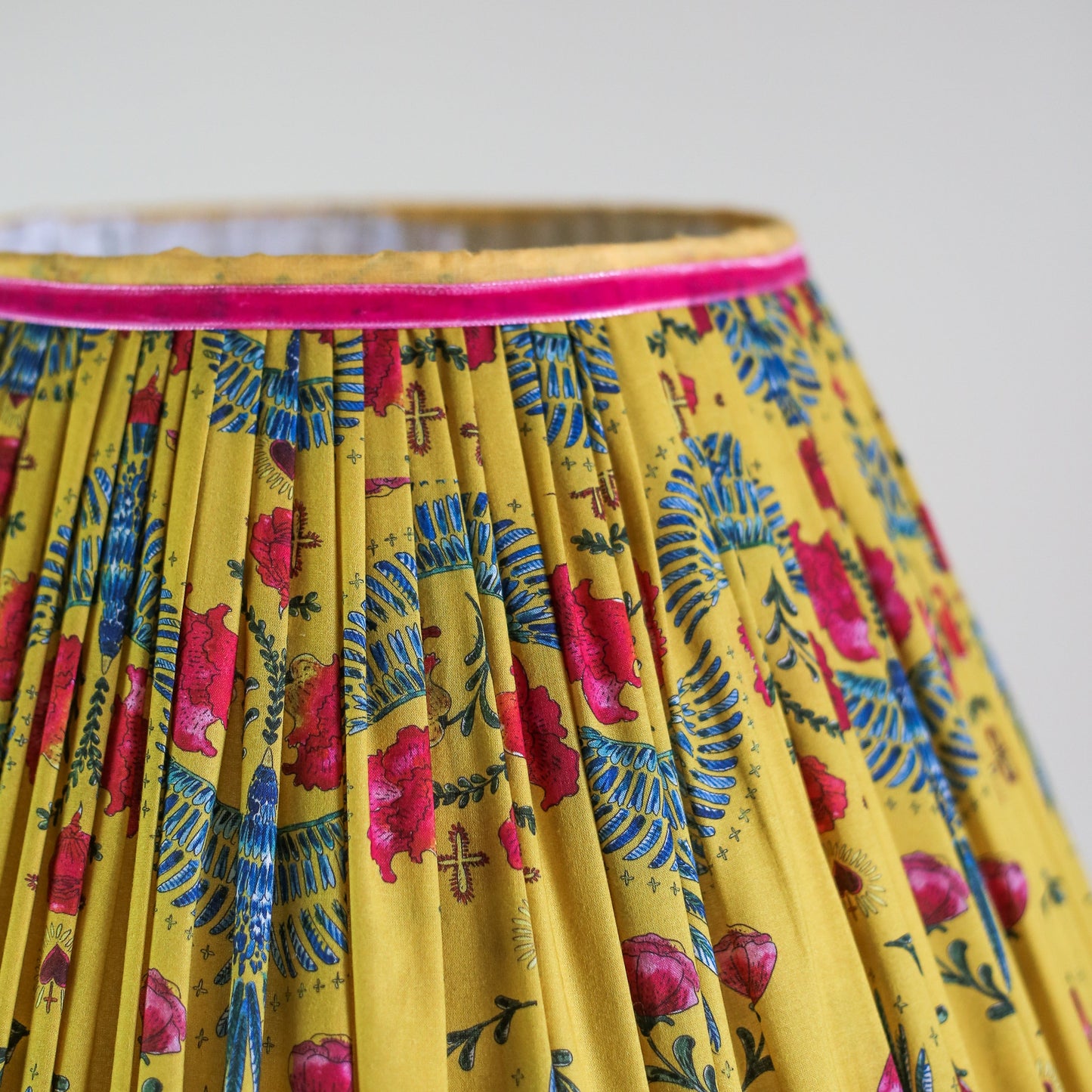 Abat-jour empire
– Saint-Esprit –
Fond jaune