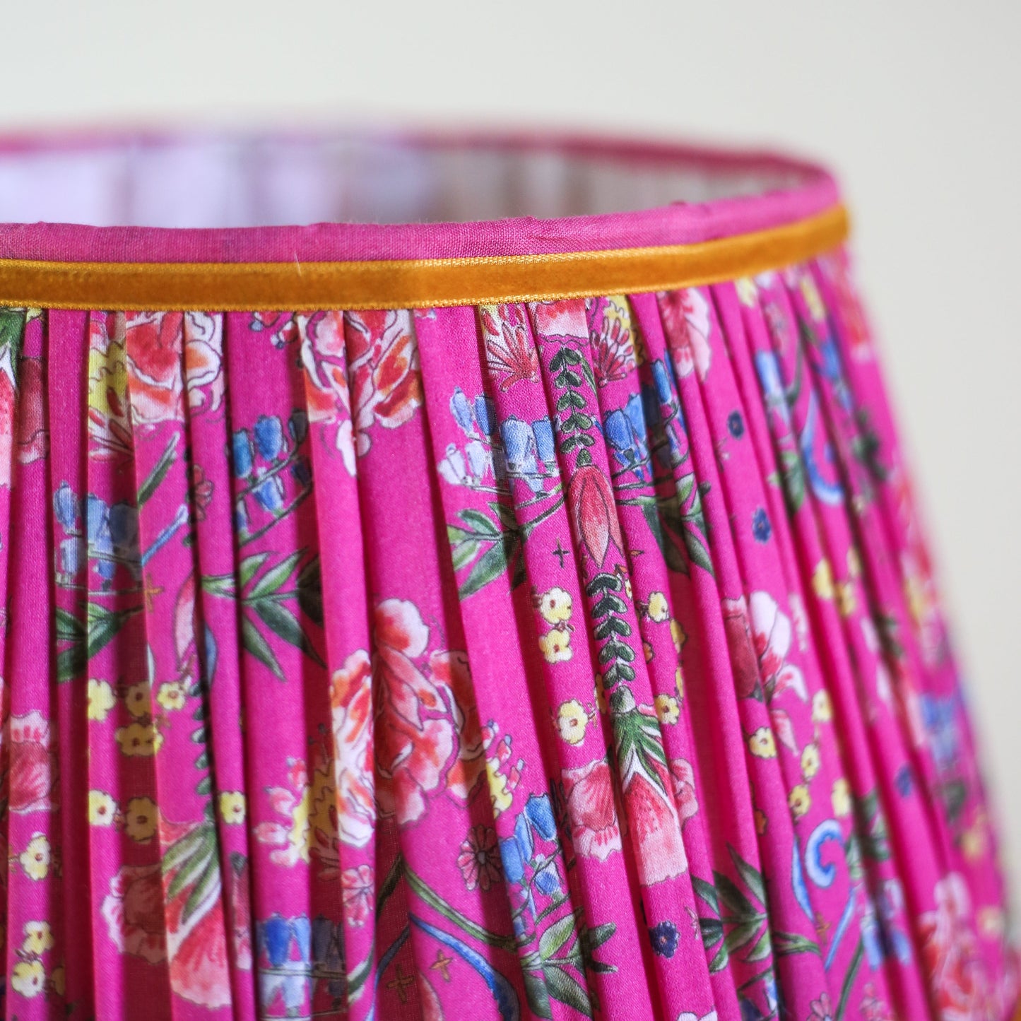 Abat-jour tambour
– Rosace –
Fond rose