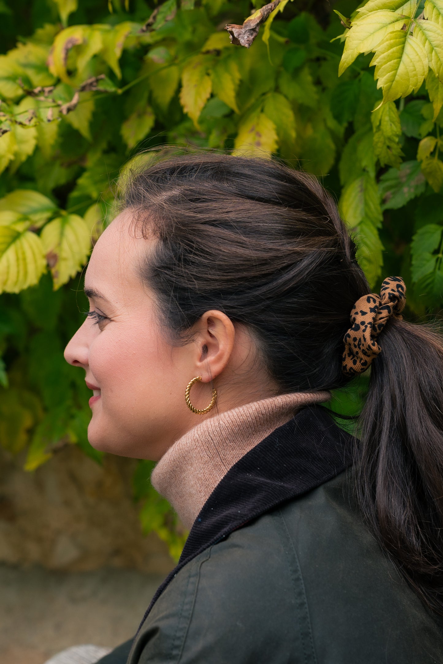 Mannequin portant les boucles d'oreilles Adèle de Clarance Bijoux en acier inoxydable doré