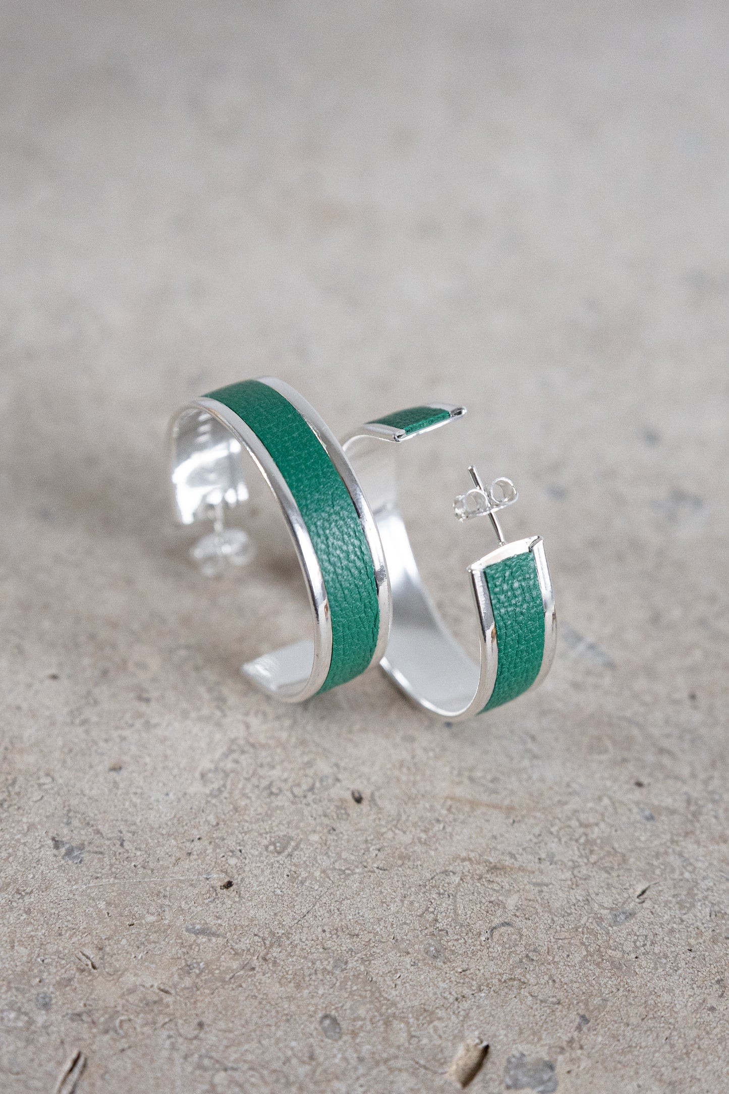 Boucles d'oreilles en cuir de chèvre - artisanal modèle Rosa Bonheur bordeaux finition argent