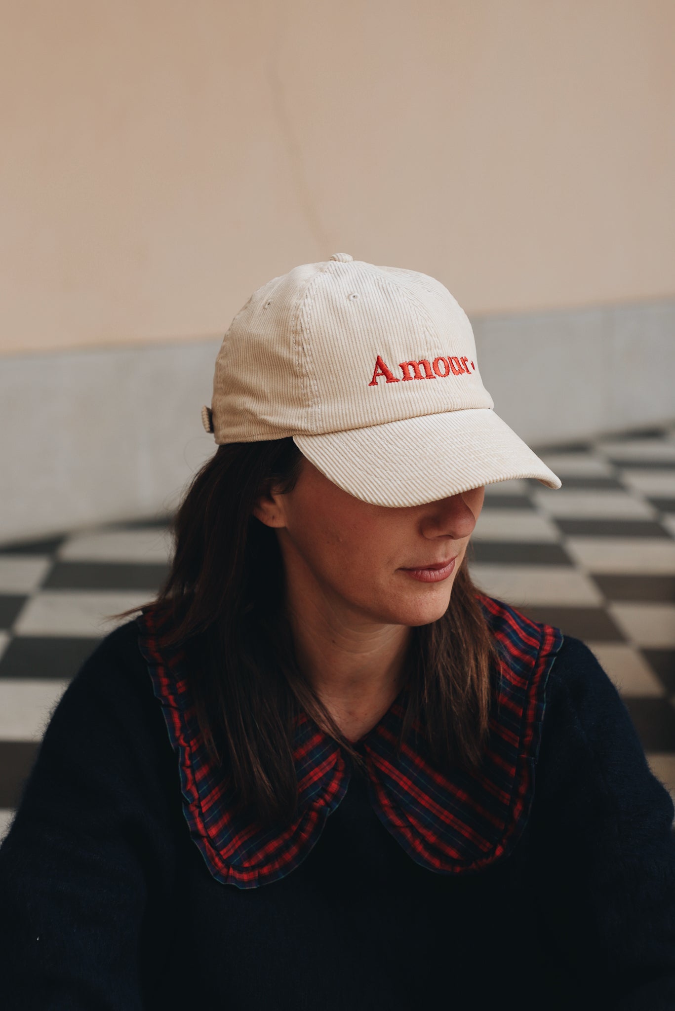 Casquette 'Amour' en velours côtelé vue de côté, design chic et ajustable.