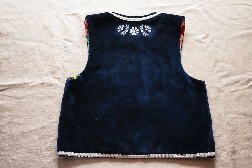 Cérithe, gilet brodé sans manches