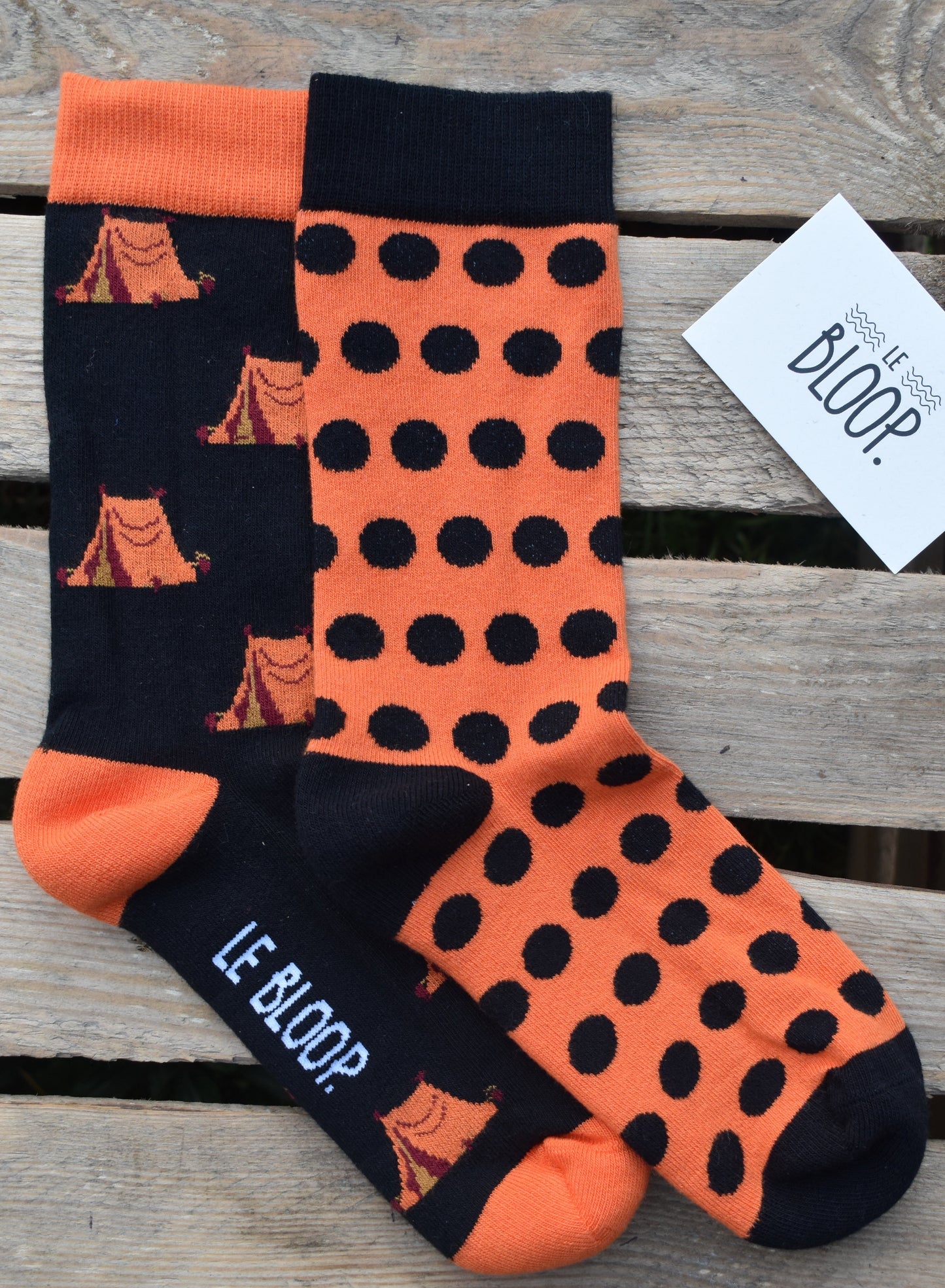 Chaussettes à motifs tentes et pois noirs