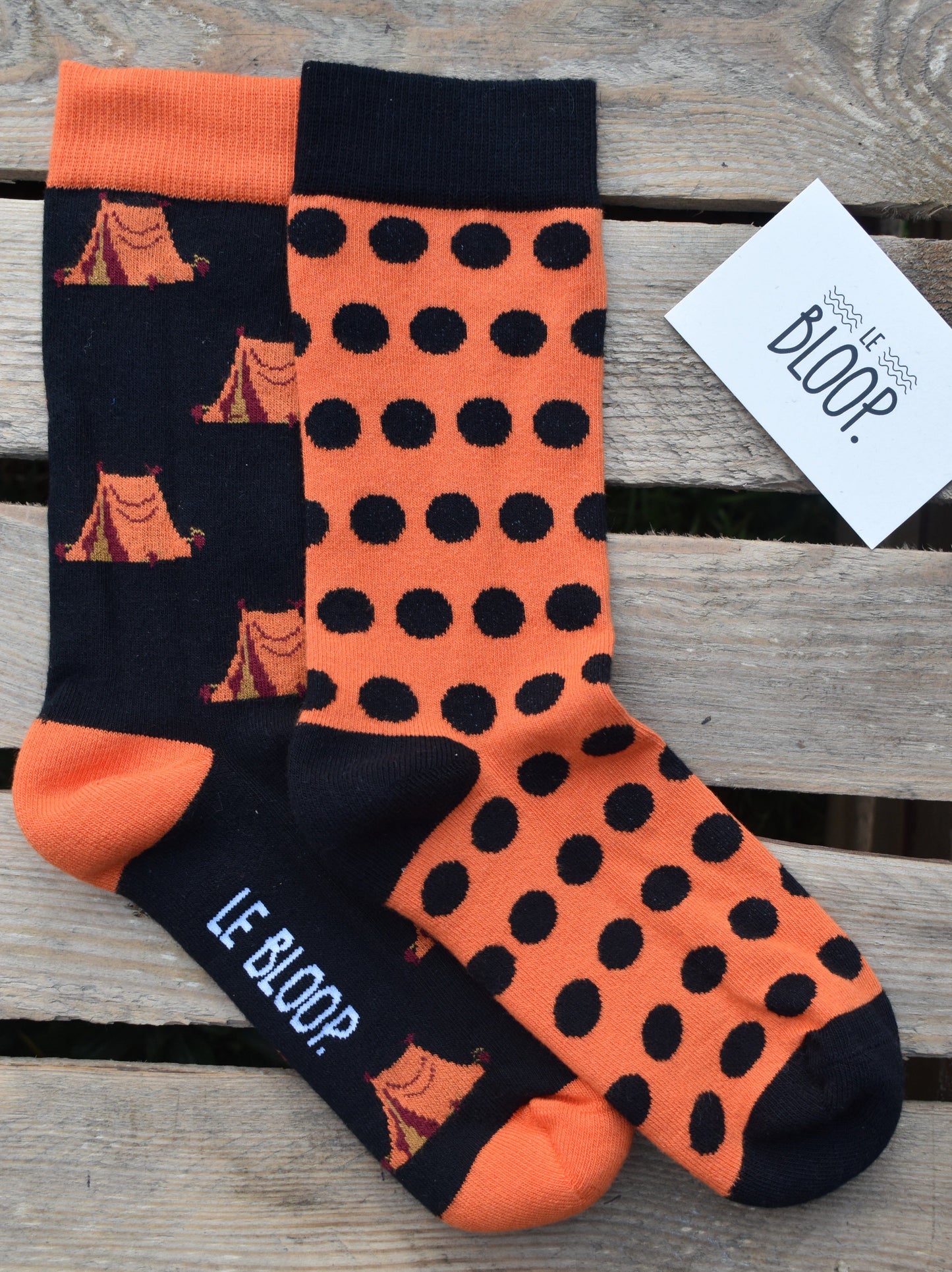 Chaussettes à motifs tentes et à pois noirs
