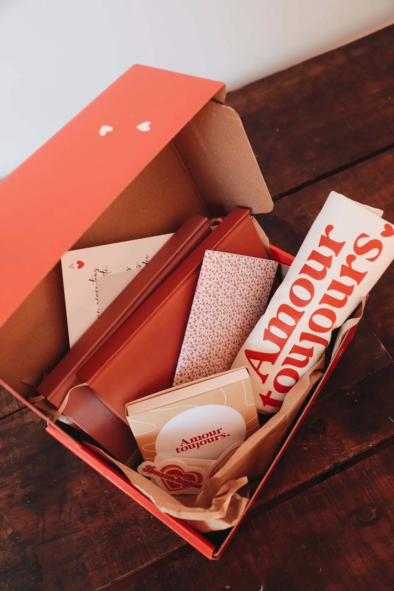 Box Amour Toujours : carnet, tote bag, stickers, cartes et chocolats pour couples.