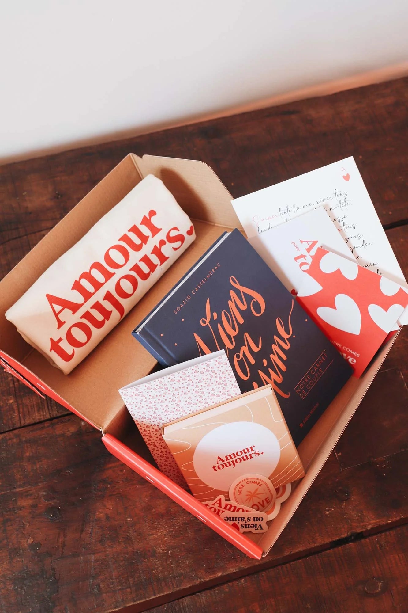 Box Amour Toujours ouverte : carnet, tote bag, cartes, stickers et chocolats.