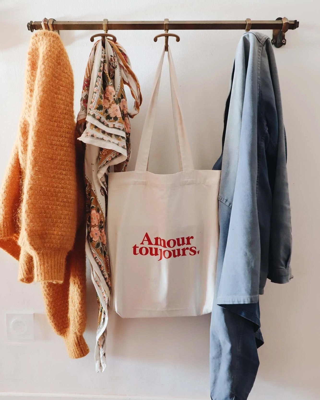 Tote bag Amour Toujours en coton recyclé, inclus dans la Box Amour Toujours.
