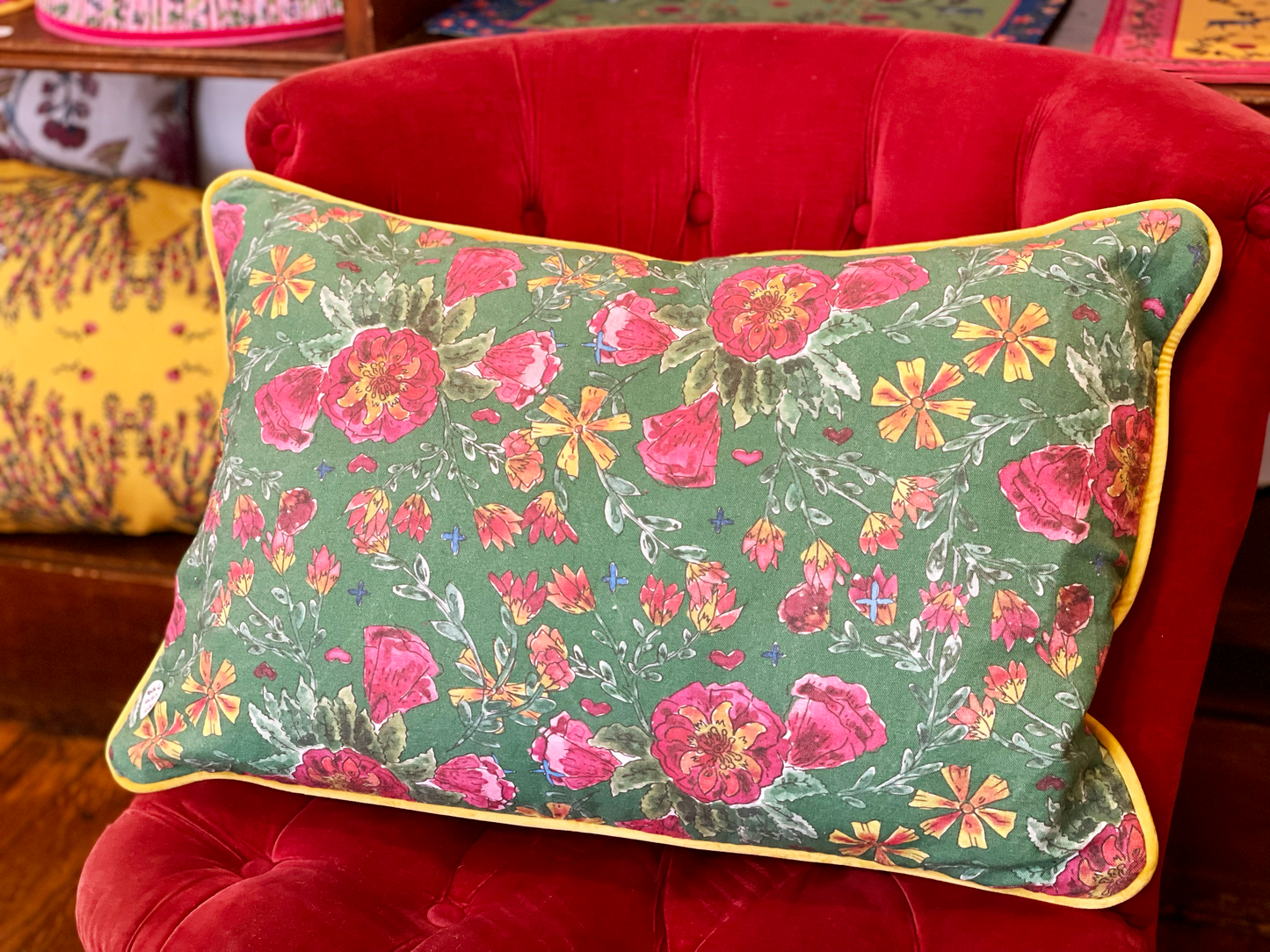 Housse de coussin mat
– Fleurs roses –
Fond vert –
Passepoil velours jaune