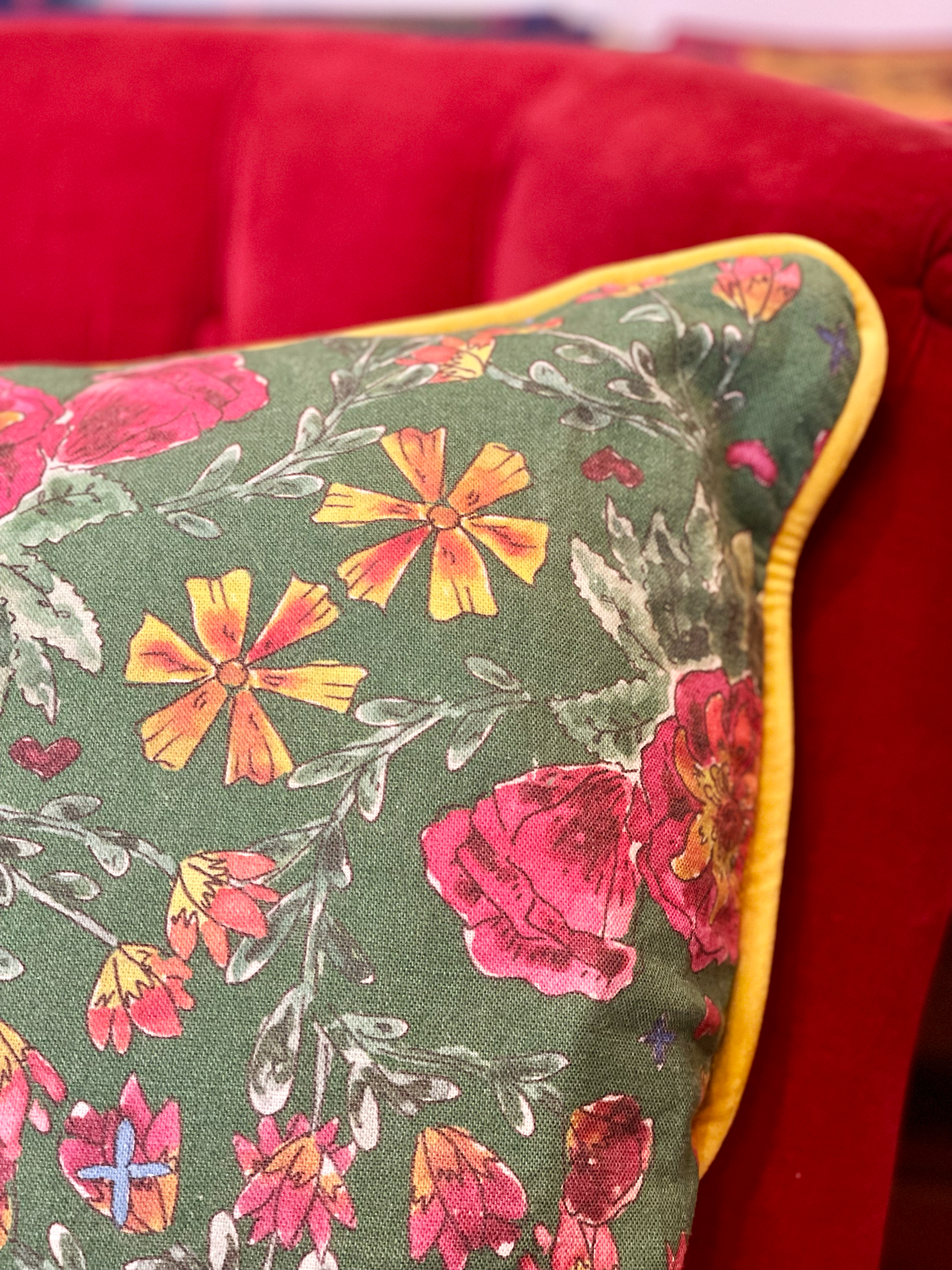 Housse de coussin mat
– Fleurs roses –
Fond vert –
Passepoil velours jaune