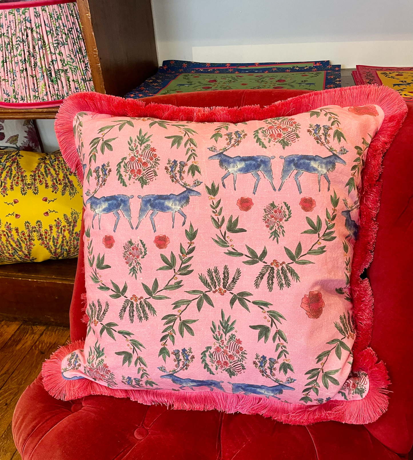 Housse de coussin mat –
Rennes et fleurs
– Fond rose –
Marabout rose