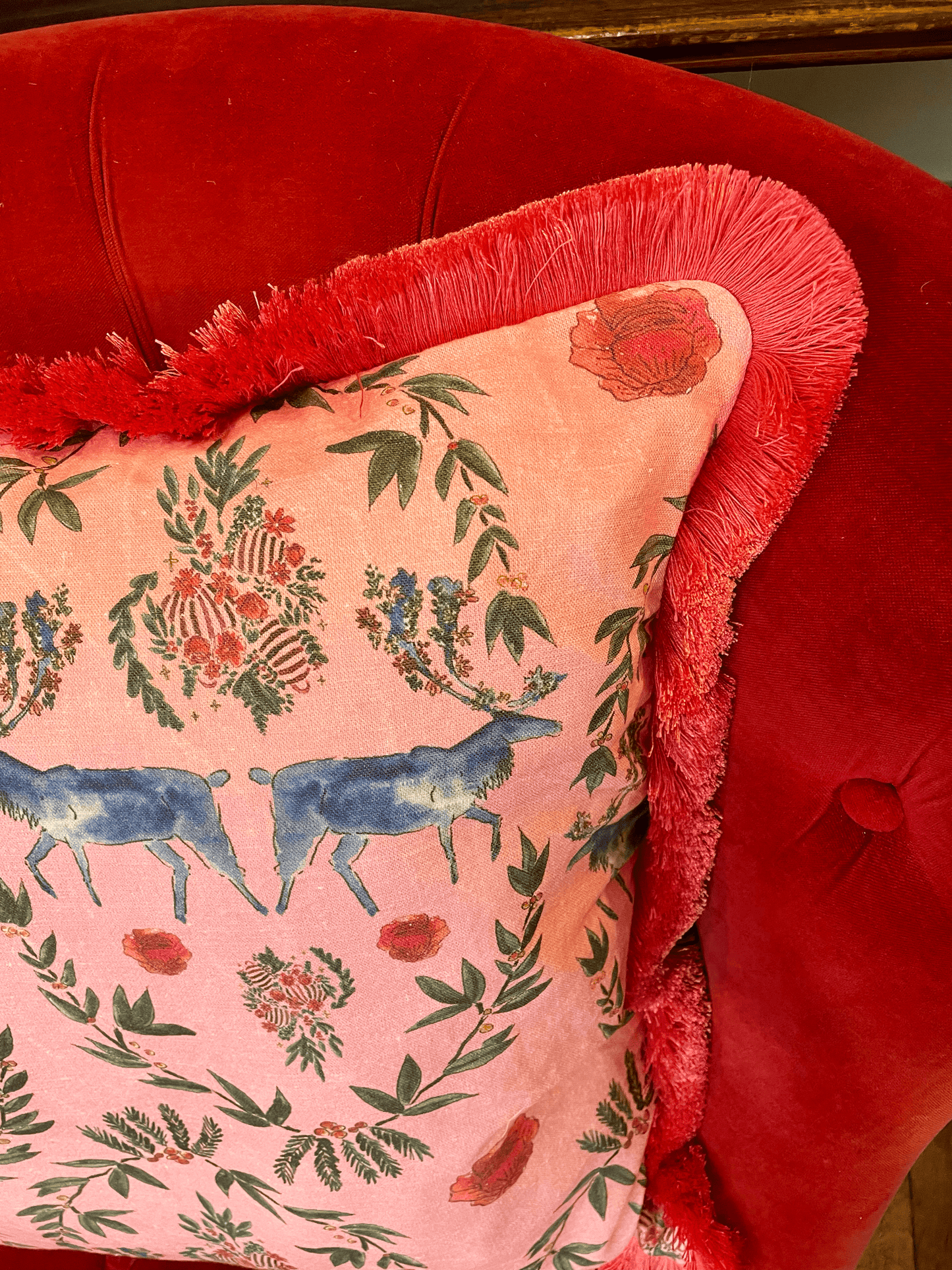 Housse de coussin mat –
Rennes et fleurs
– Fond rose –
Marabout rose