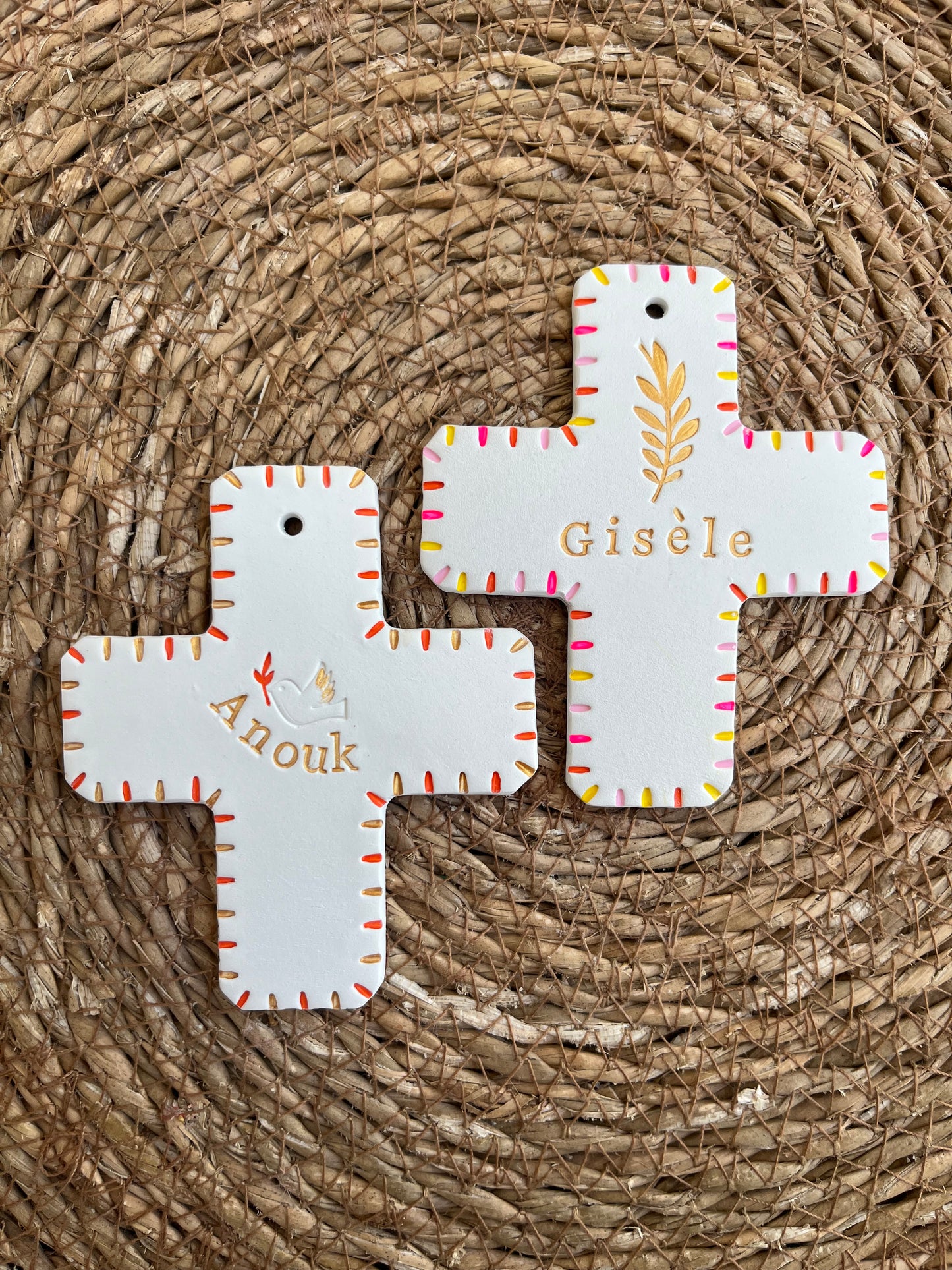 Croix motif et prénom en argile