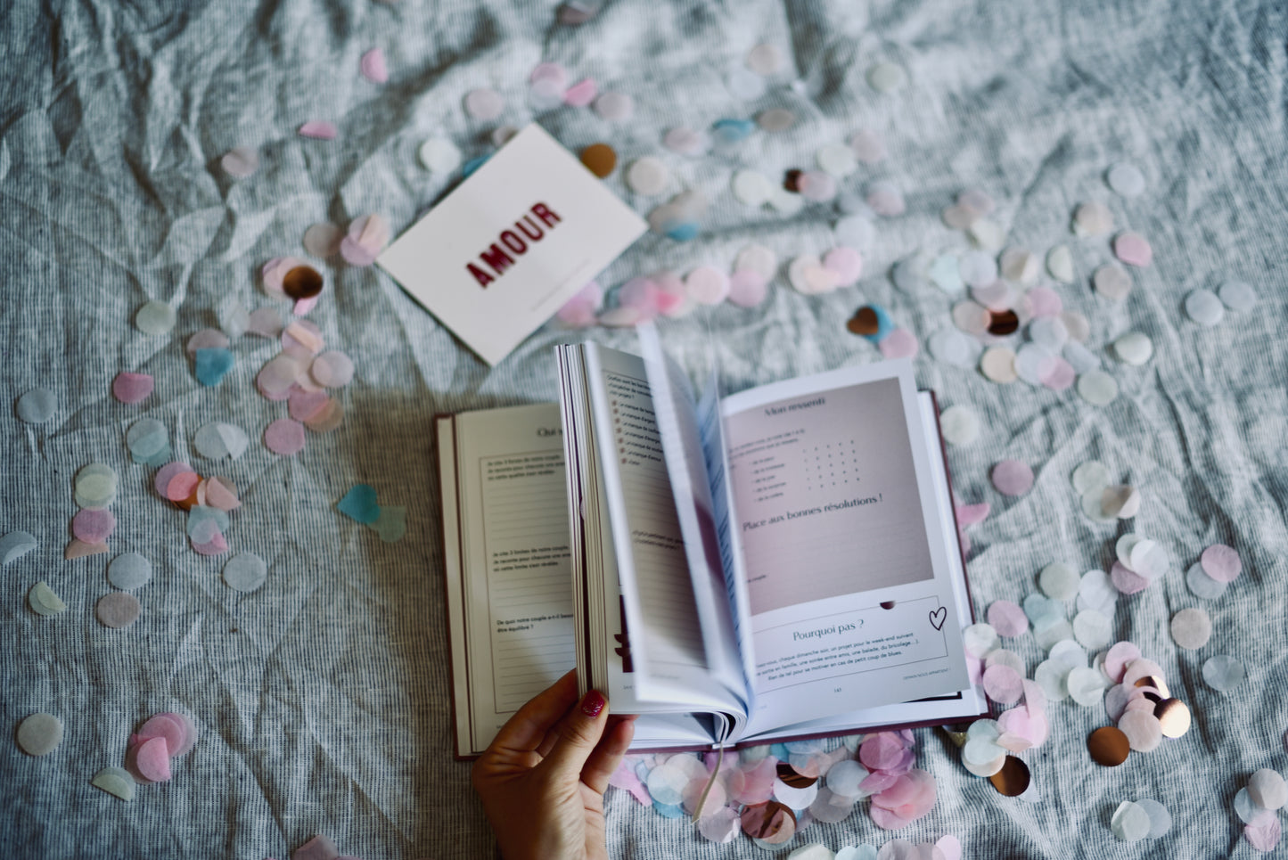 Pages intérieures du carnet Amour Toujours, présentant des questions pour nourrir la relation.