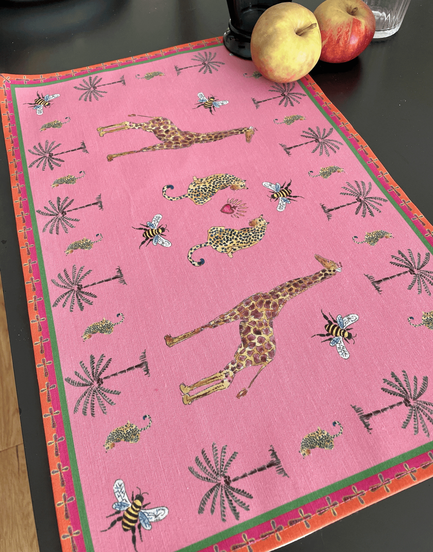 Sets de table
– Tissu anti-tâches –
Motifs Léopards et girafes –
Fond rose –