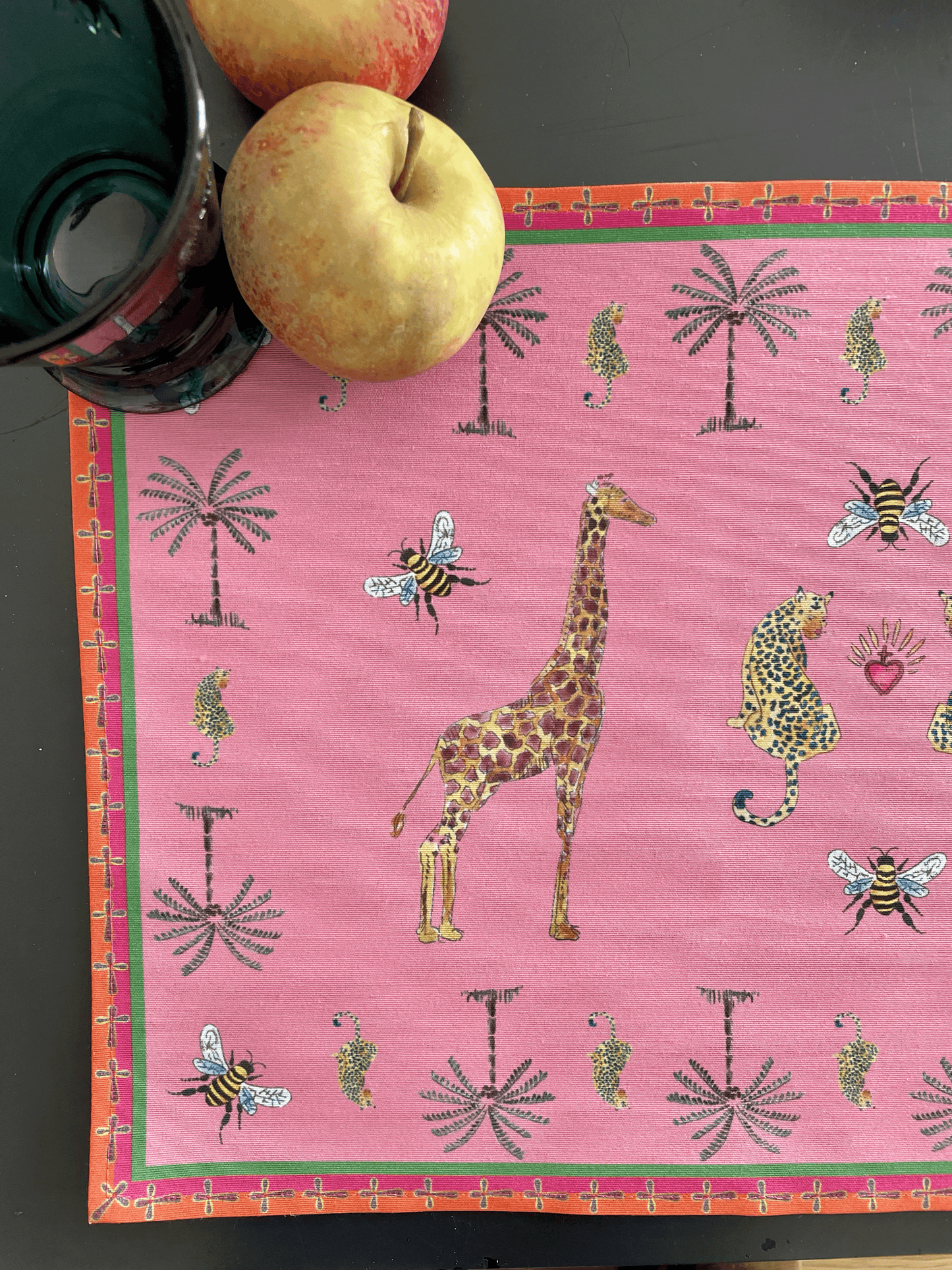 Sets de table
– Tissu anti-tâches –
Motifs Léopards et girafes –
Fond rose –