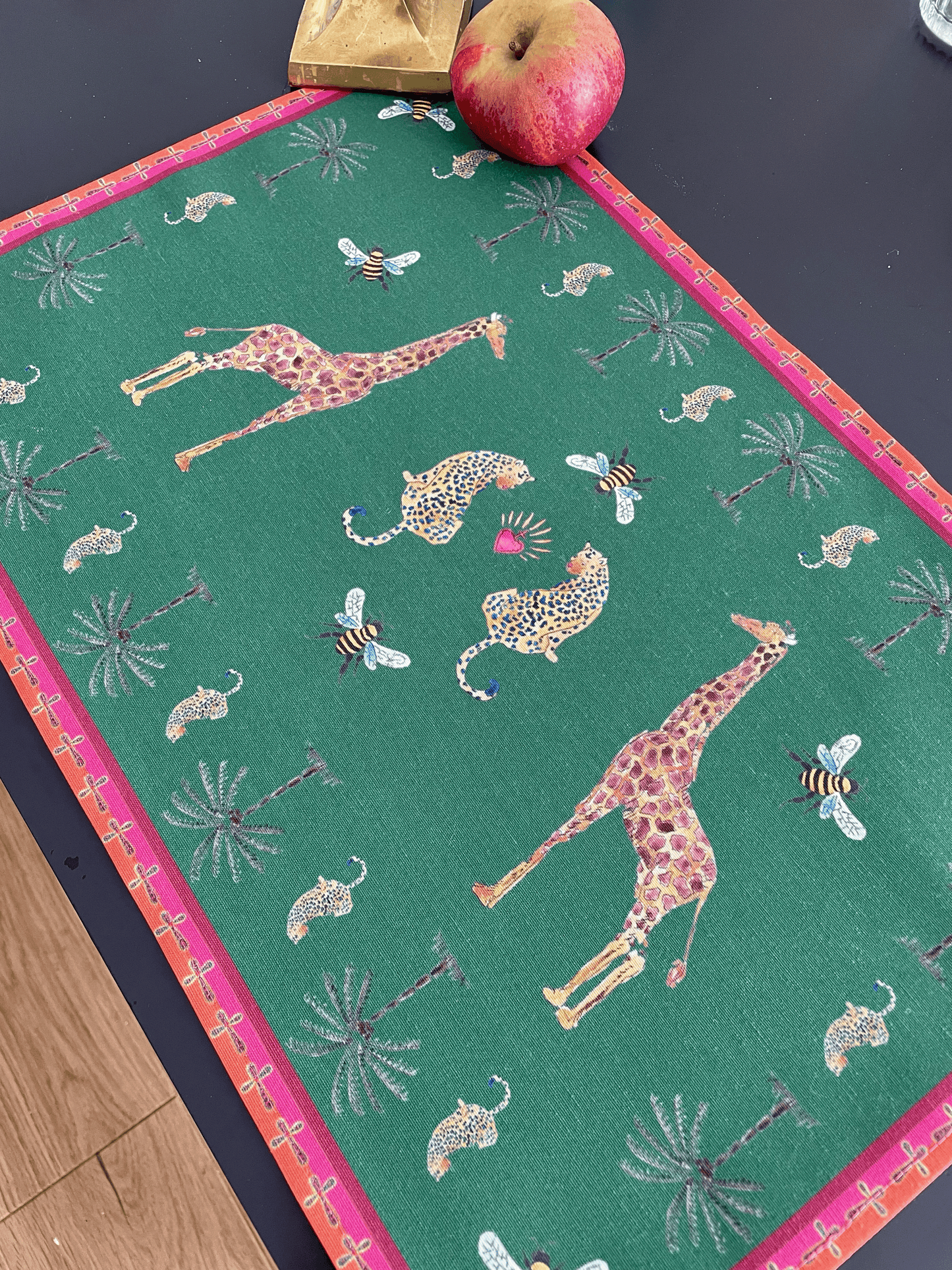 Sets de table
– Tissu anti-tâches –
Motifs Léopards et girafes –
Fond vert –