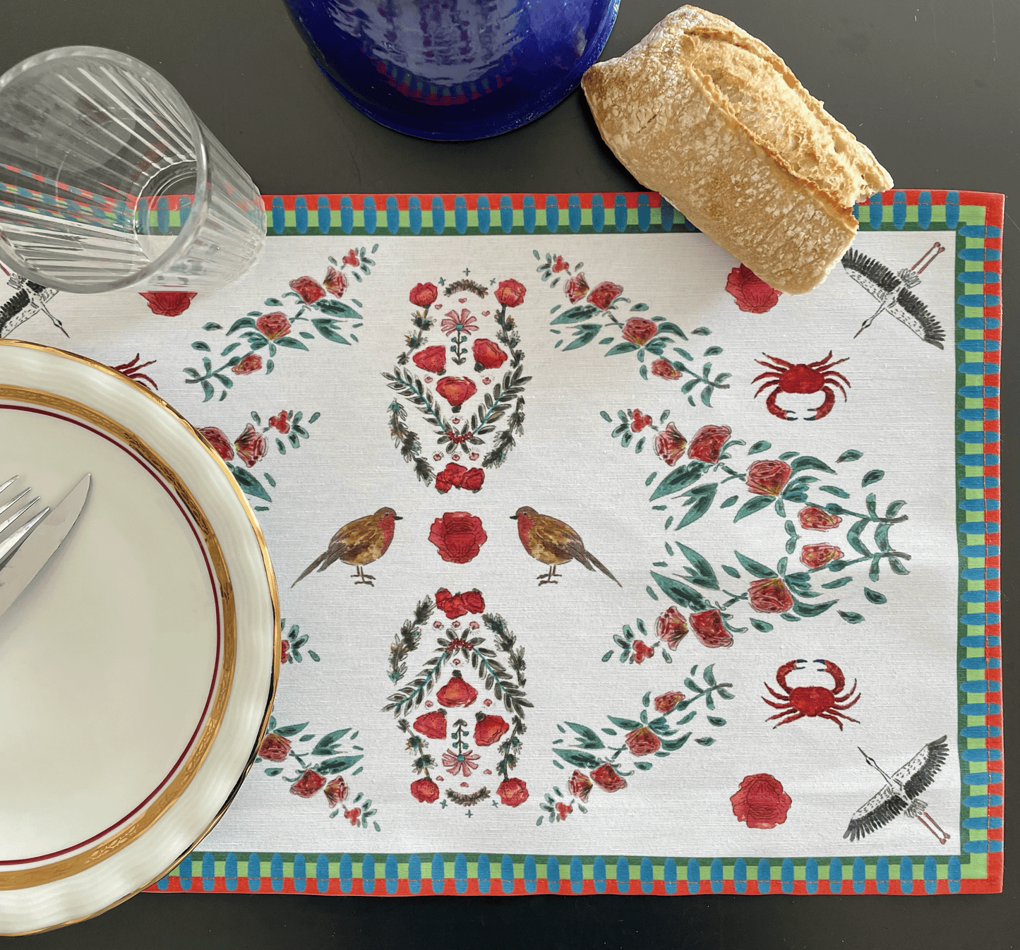 Sets de table
– Tissu anti-tâches –
Motifs oiseaux et crabes –
Fond blanc –