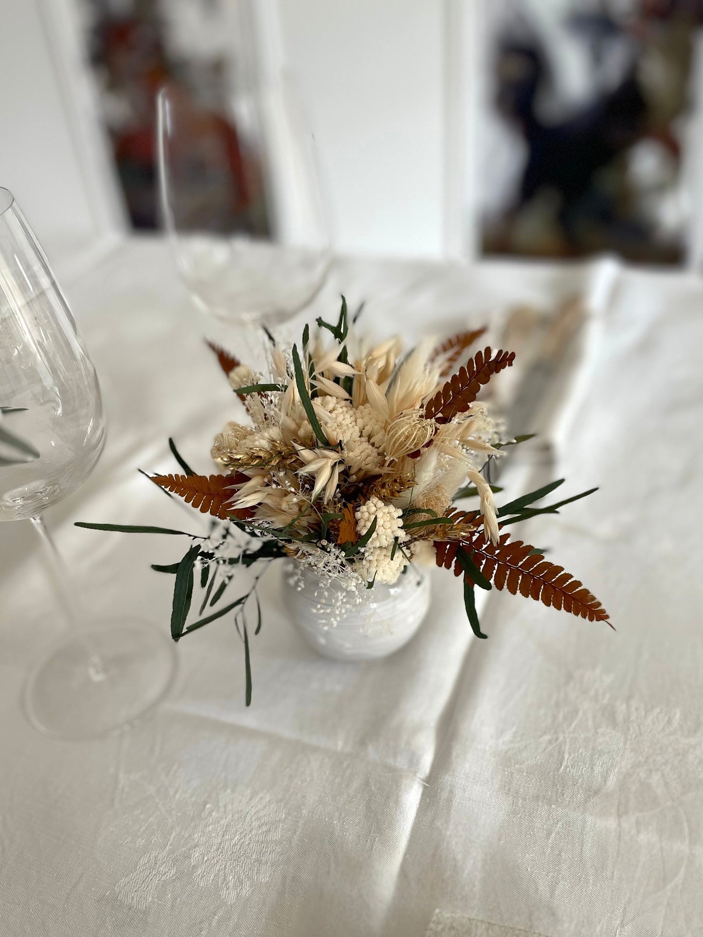 Centre de table dans un vase en fleurs séchées d'Atelier Art feuille