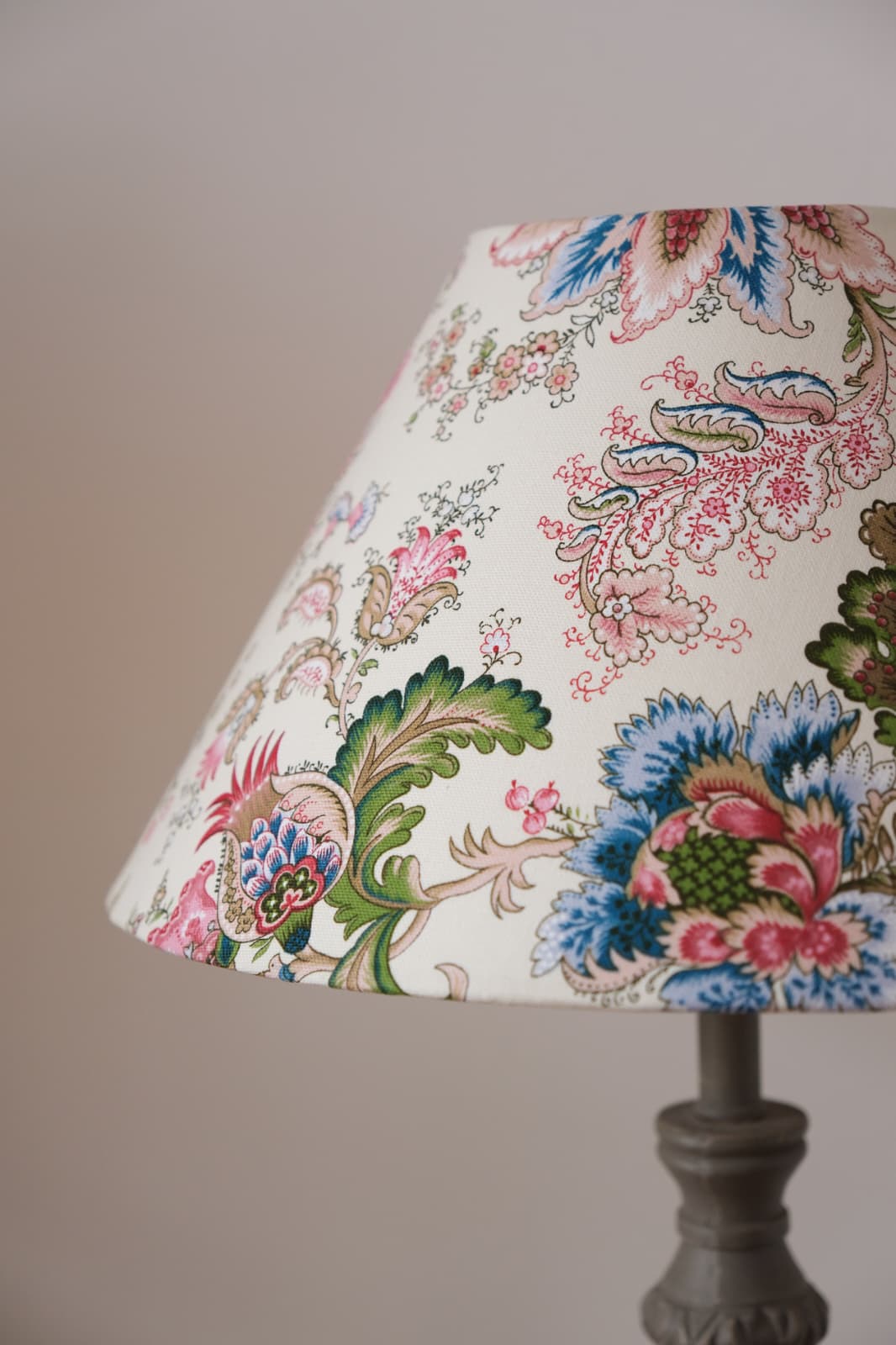 Abat-jour conique fleuri en coton