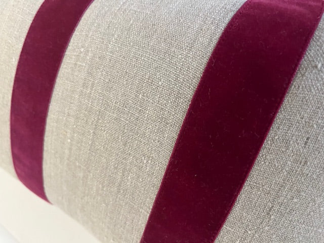 Coussin en lin - bande de velours framboise