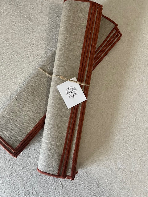 6 sets de table carrés en lin enduit - bord bordeaux