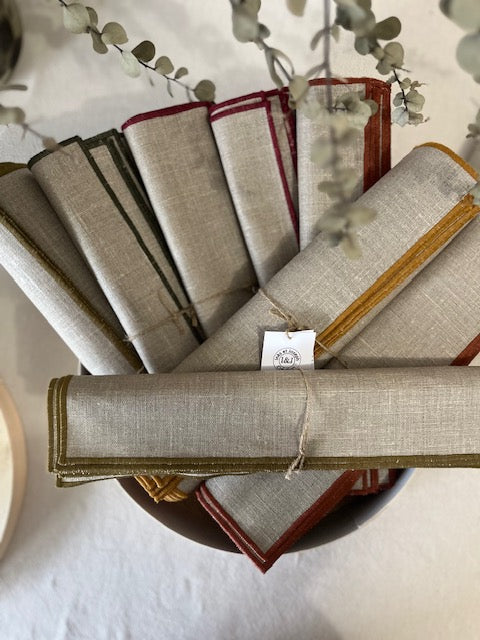 6 sets de table carrés en lin enduit - bord bordeaux