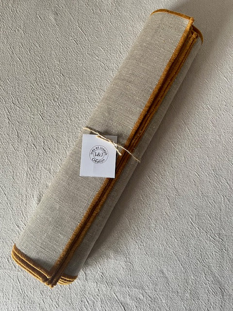 6 sets de table carrés en lin enduit - bord caramel