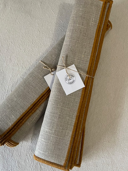 6 sets de table carrés en lin enduit - bord caramel