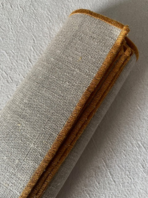 6 sets de table carrés en lin enduit - bord caramel