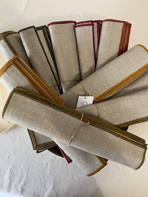 6 sets de table carrés en lin enduit - bord kaki foncé