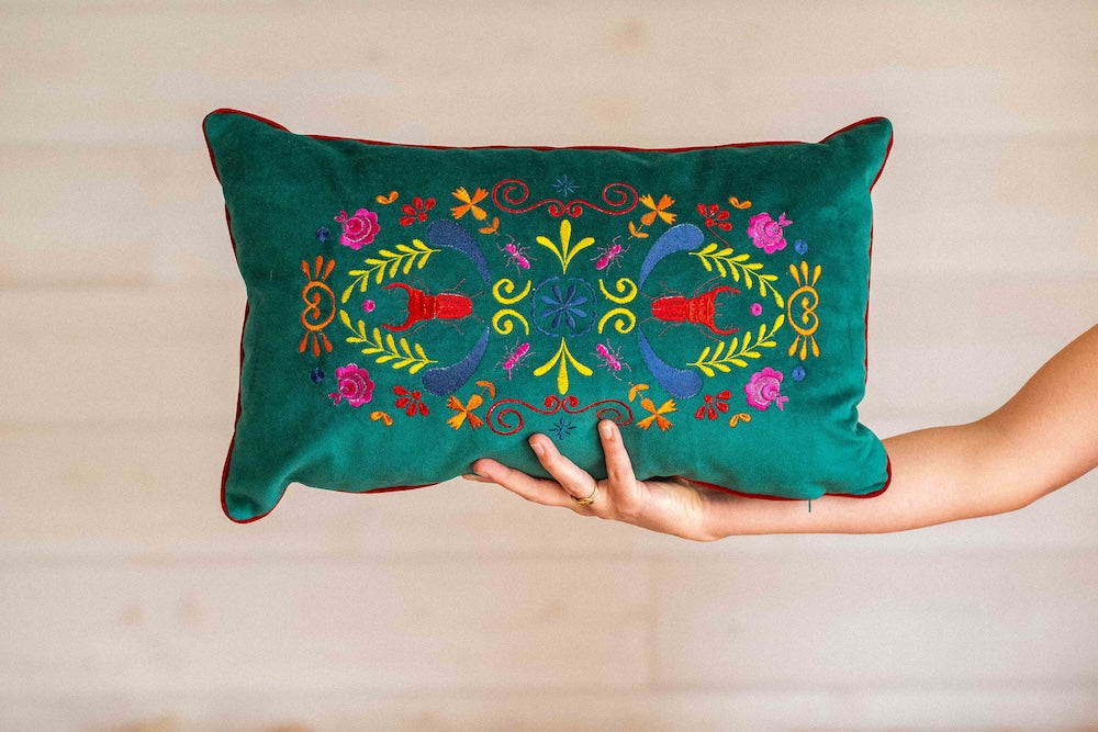 Coussin en velours vert