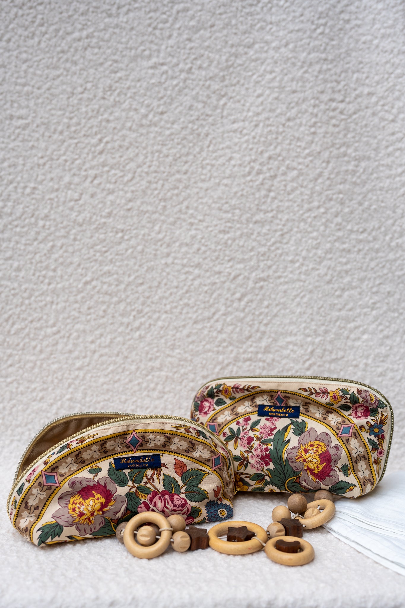 Deux trousses de toilette fleuries haute et longue