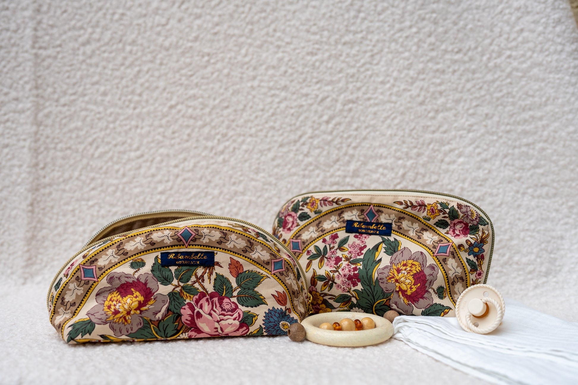 Deux trousses de toilette fleuries