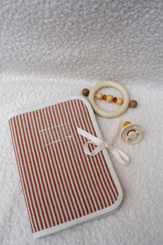 Protege carnet de santé rayé avec hochet et tétine