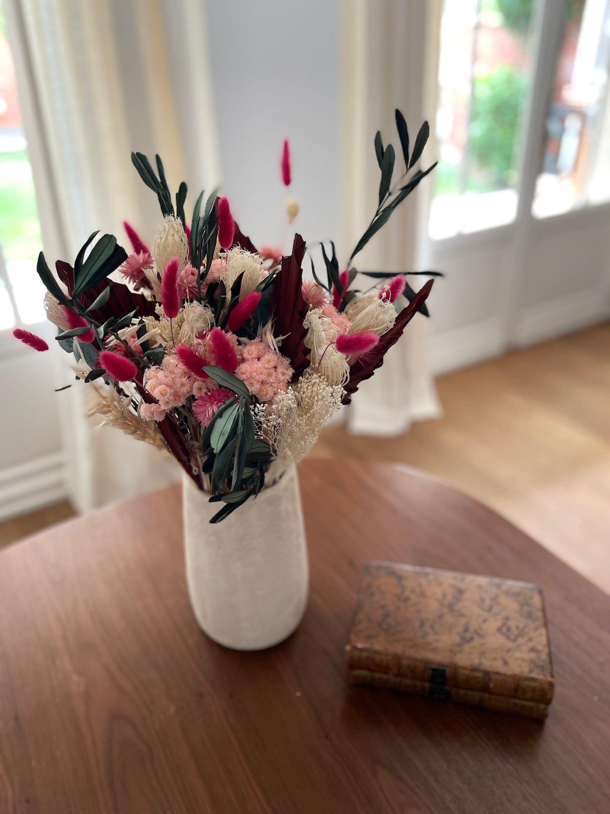Bouquet artisanal Atelier Art Feuille dans vase en céramique blanche