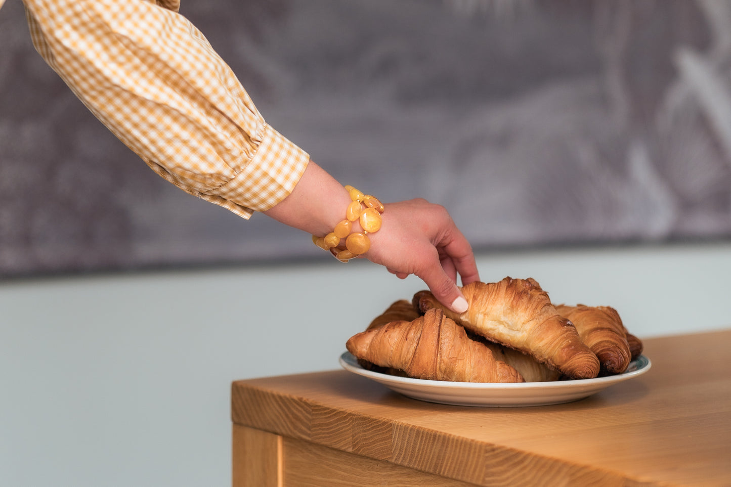 Mannequin portant le bracelet couleur ambre de Clarance Bijoux de perle en résine