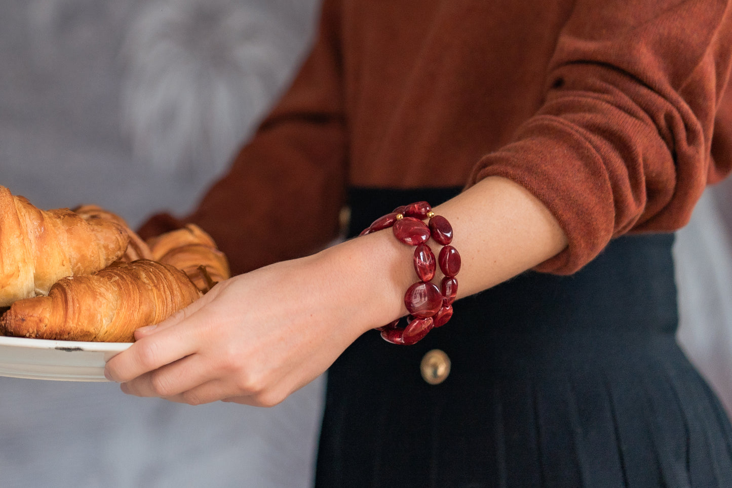 Mannequin portant le bracelet couleur bordeaux de Clarance Bijoux de perle en résine