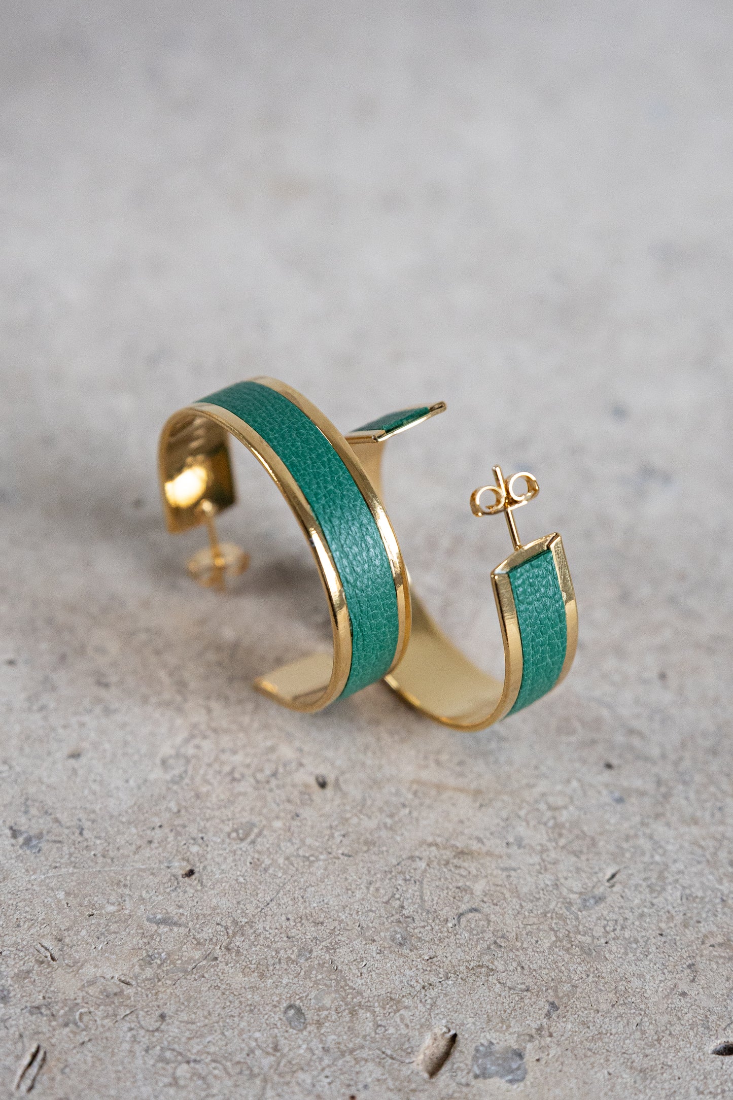 Boucles d'oreilles en cuir de chèvre - artisanal modèle Rosa Bonheur émeraude finition or