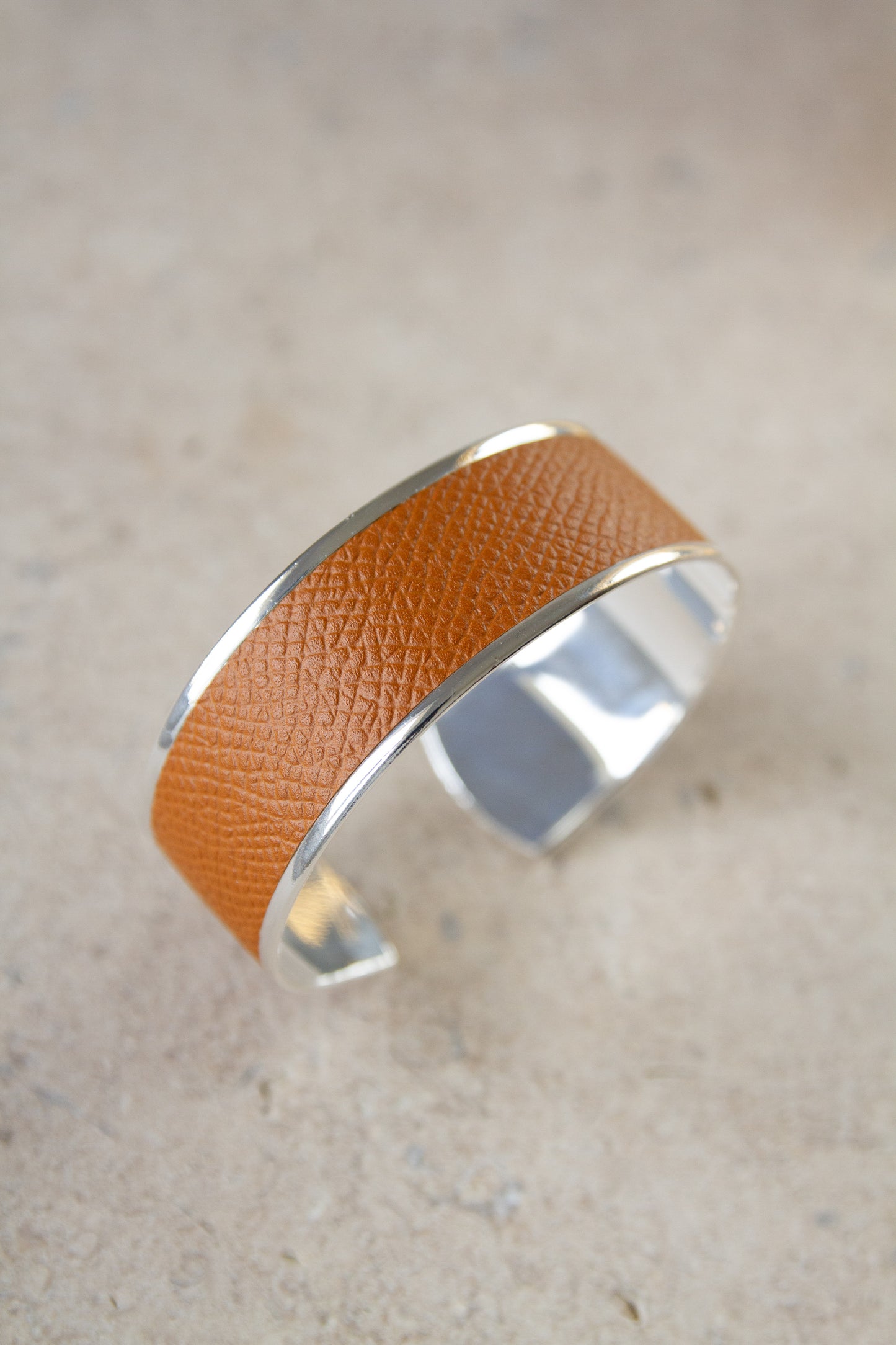 Bracelet en cuir de veau - artisanal modèle saint Honoré camel finition argent