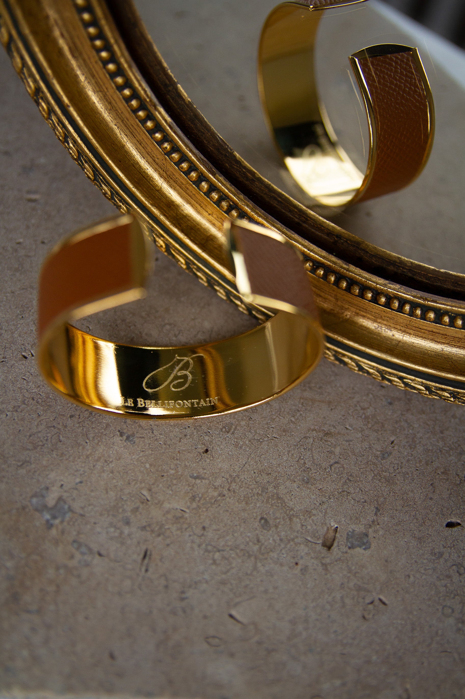 Bracelet en cuir de veau - artisanal modèle saint Honoré camel finition or sur l'envers