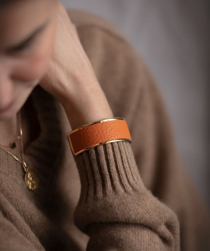 Mannequin portant le bracelet en cuir de taurillon - artisanal modèle saint Honoré orange finition or 