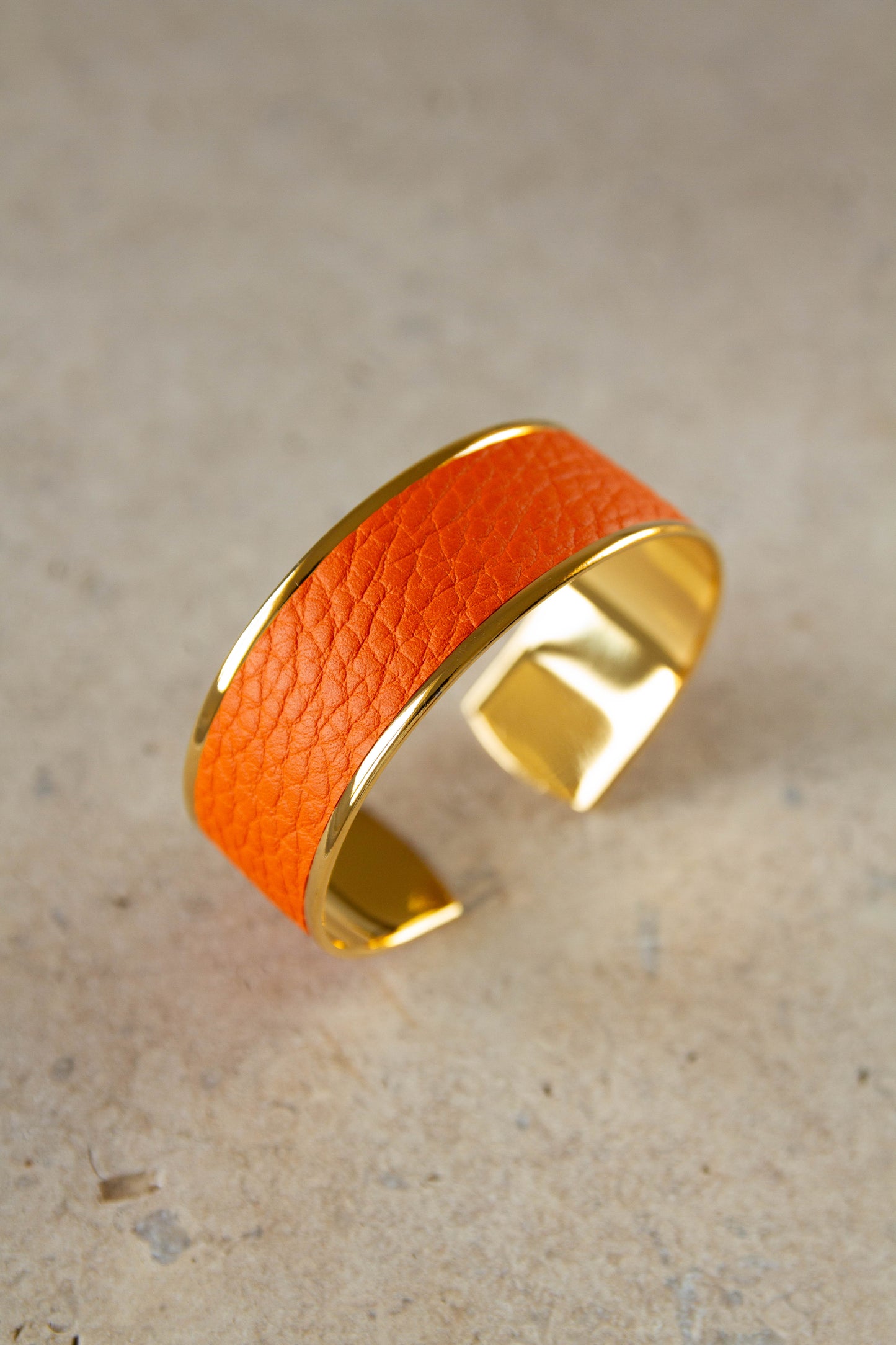 Bracelet en cuir de taurillon - artisanal modèle saint Honoré orange finition or