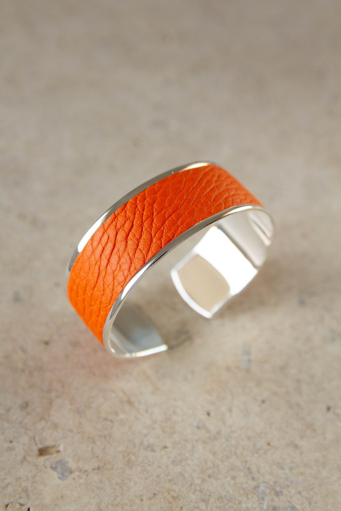 Bracelet en cuir de taurillon - artisanal modèle saint Honoré orange finition argent