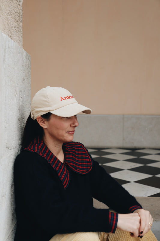 Casquette en velours côtelé brodée “Amour”, confortable et élégante pour tous les looks.