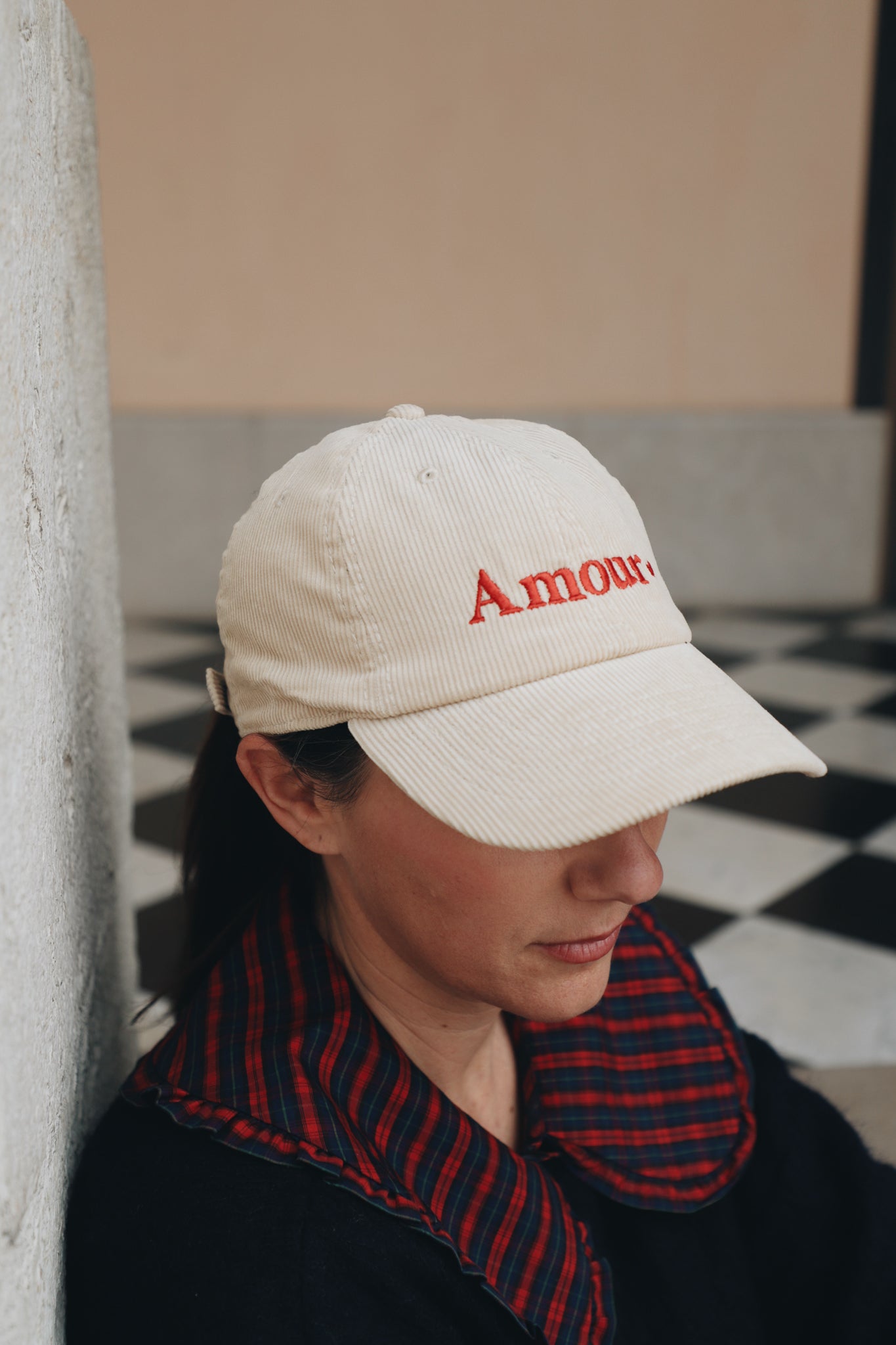 Casquette 'Amour' portée, accessoire romantique et décontracté pour tous les looks.