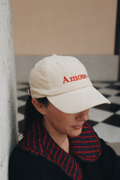 Casquette 'Amour' portée, accessoire romantique et décontracté pour tous les looks.