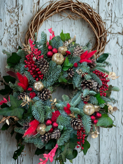 Couronne de sapin frais rouge