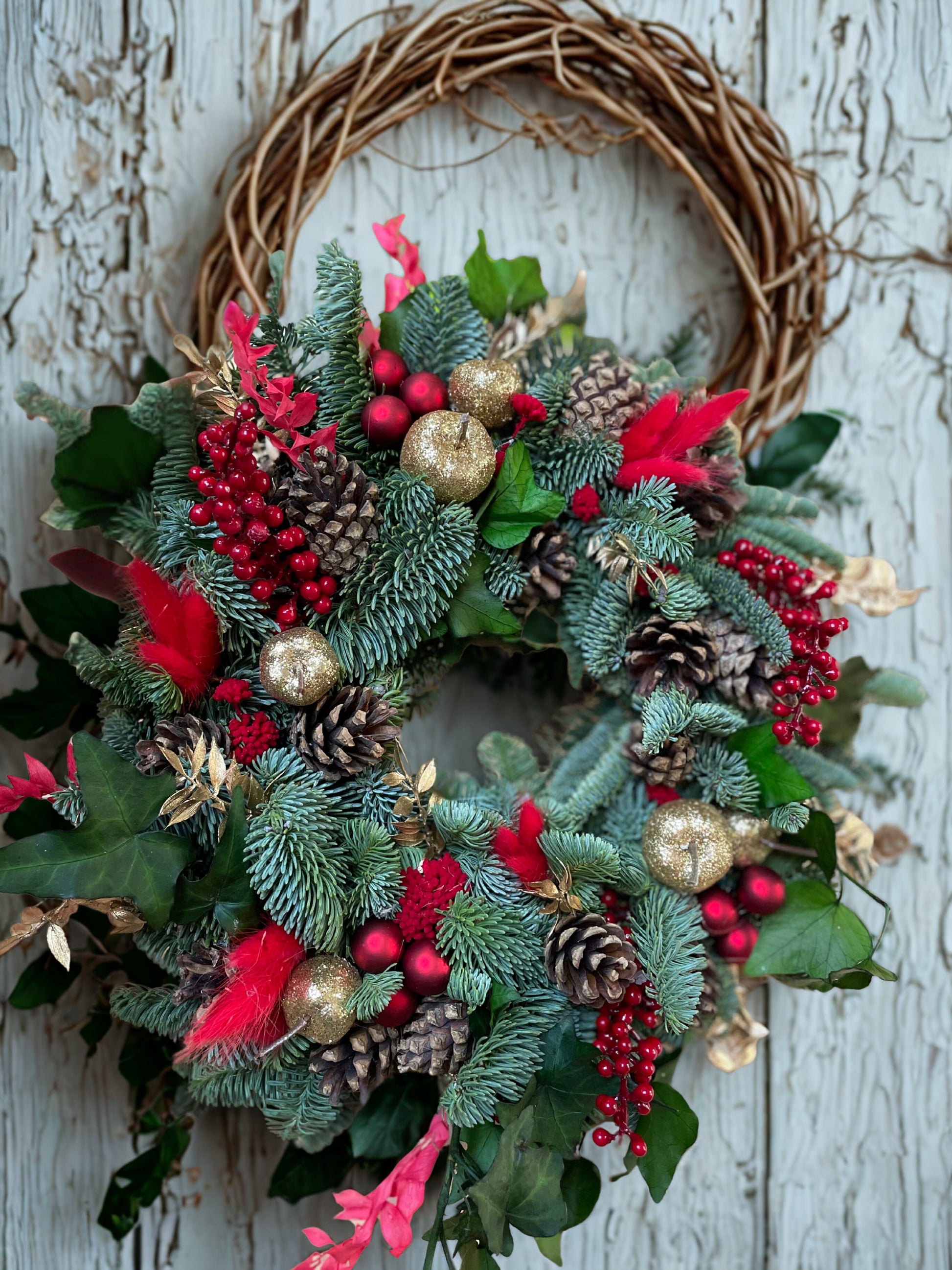 Couronne de sapin frais rouge