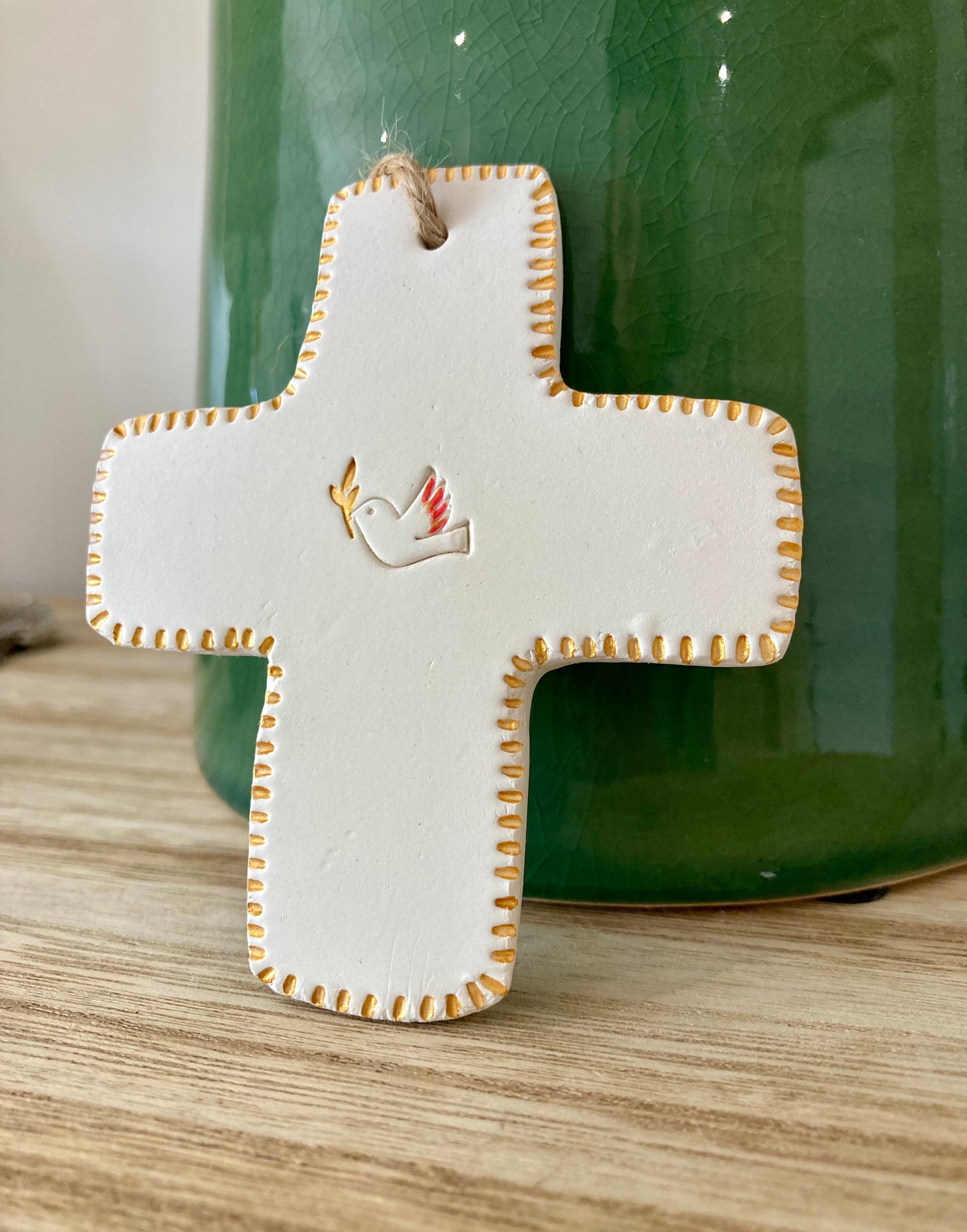 Croix et motif colombe